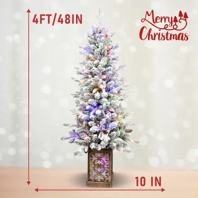 شجرة عيد الميلاد الاصطناعية بطول 4 أقدام، مصنوعة من البولي إيثيلين والبولي فينيل كلوريد، مربوطة بسلك، ومزينة بالقطيفة.