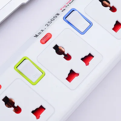 سلك تمديد كهربائي محمي مزود بقابس كهربائي ومفتاح تشغيل و3 منافذ USB