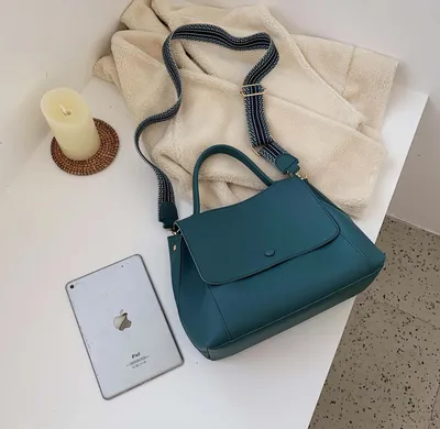 Fashionable and versatile large capacity messenger bag