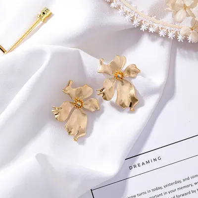 Retro texture metal three-dimensional flower earrings fashion exaggerated atmosphere earrings personality cold wind cross-earth earrings female