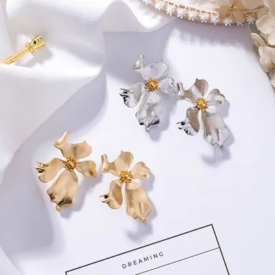 Retro texture metal three-dimensional flower earrings fashion exaggerated atmosphere earrings personality cold wind cross-earth earrings female
