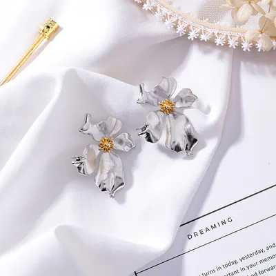 Retro texture metal three-dimensional flower earrings fashion exaggerated atmosphere earrings personality cold wind cross-earth earrings female