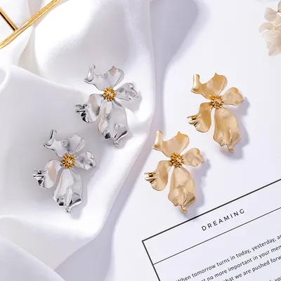 Retro texture metal three-dimensional flower earrings fashion exaggerated atmosphere earrings personality cold wind cross-earth earrings female
