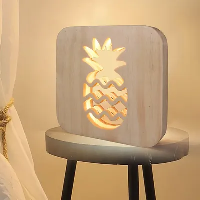 مصباح ليلي خشبي على شكل أناناس مزود بإضاءة LED ومنفذ USB
