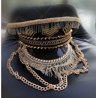 قبعة معدنية مزينة بشراشيب ذهبية أنيقة على طراز البانك، مناسبة لعرض دي جي أو مغني في حانة بانك