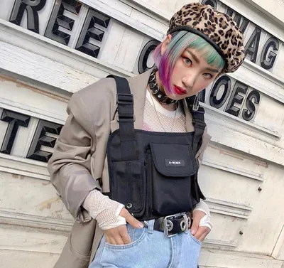 سترة Wild INS حمراء اللون مزودة بوظيفة KANYE WEST التكتيكية للجزء العلوي من الجسم، وحقيبة صدر متعددة الجيوب