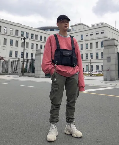 سترة Wild INS حمراء اللون مزودة بوظيفة KANYE WEST التكتيكية للجزء العلوي من الجسم، وحقيبة صدر متعددة الجيوب