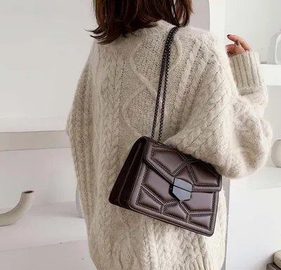 حقائب كروس صغيرة مزينة بسلسلة برشام للنساء