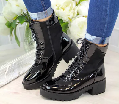 New mid-heel and square-heel lace-up low-top Martin boots