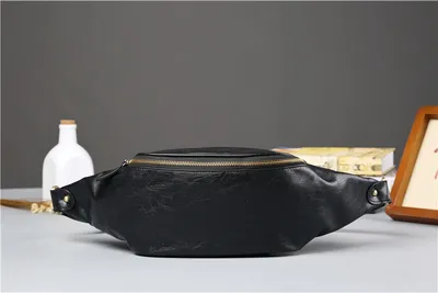 حقيبة صدر صغيرة من الجلد للرجال