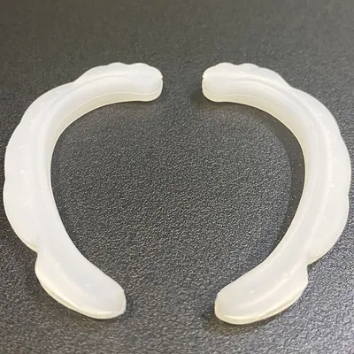 Invisible earmuffs earhook