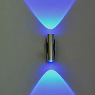 ضوء LED مزدوج الرأس على الحائط