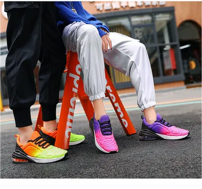 Breathable sports shoes