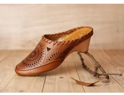 Retro women's Baotou mid-heel hollow leather sandals