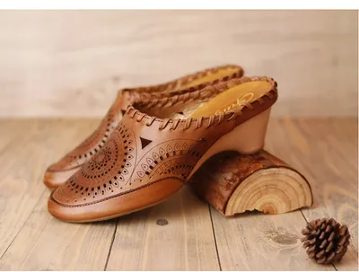 Retro women's Baotou mid-heel hollow leather sandals