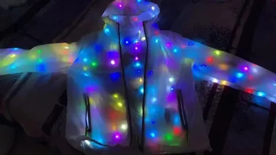 سترة مضيئة بتقنية LED