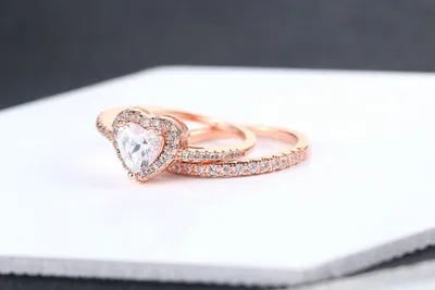 Classic women's heart-shaped ring
