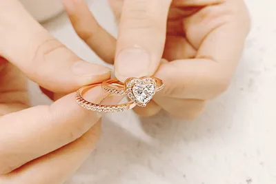 Classic women's heart-shaped ring