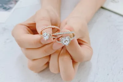 Classic women's heart-shaped ring