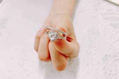 Classic women's heart-shaped ring
