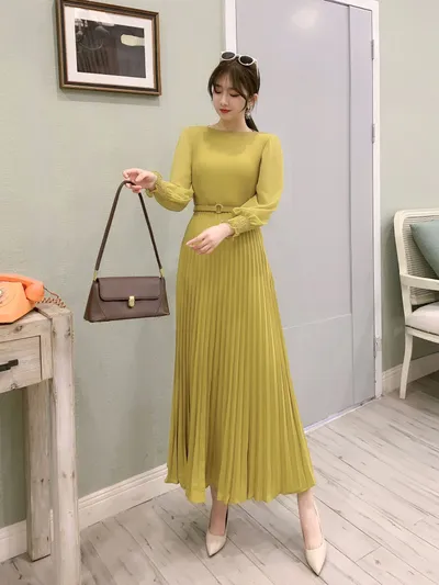 Design Of Women's Clothing With Compression Pleat And Thin Waist