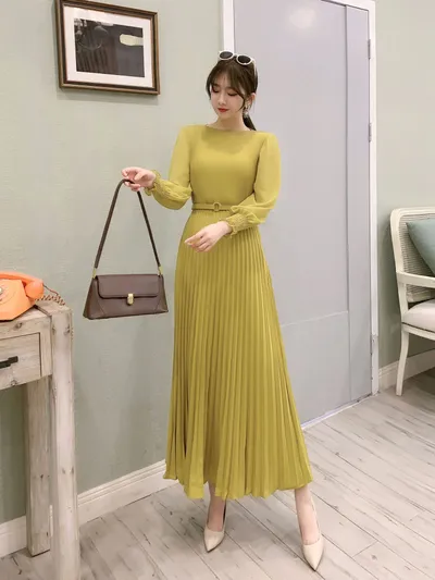Design Of Women's Clothing With Compression Pleat And Thin Waist