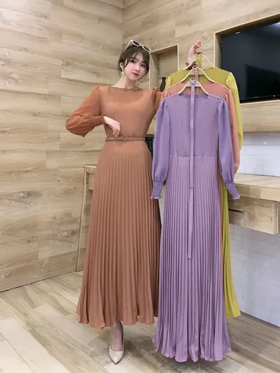 Design Of Women's Clothing With Compression Pleat And Thin Waist