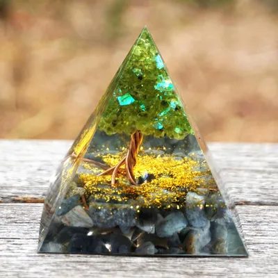 Natural Crystal Crushed Stone White Crystal Resin Epoxy Pyramid Crafts Ornaments