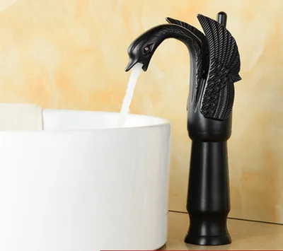 صنبور حوض الغسيل، صنبور نحاسي عتيق، حمام وطاولة يد