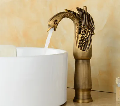 صنبور حوض الغسيل، صنبور نحاسي عتيق، حمام وطاولة يد