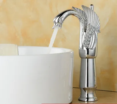 صنبور حوض الغسيل، صنبور نحاسي عتيق، حمام وطاولة يد
