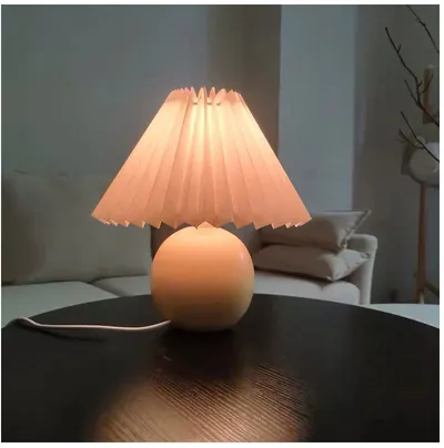 زينة مصباح طاولة بجانب السرير