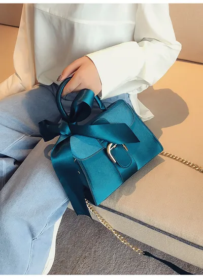 حقيبة كروسبودي مزينة بفيونكة