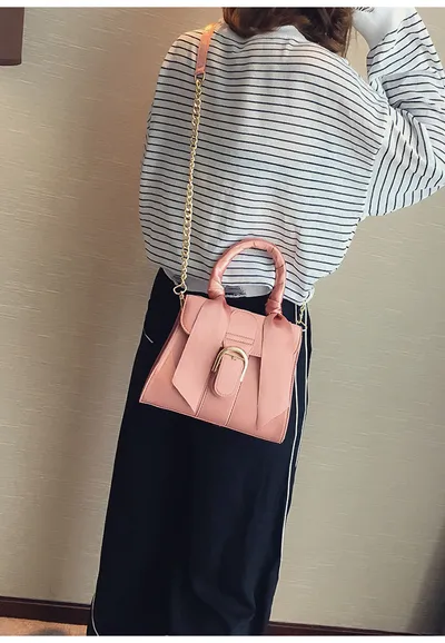 حقيبة كروسبودي مزينة بفيونكة