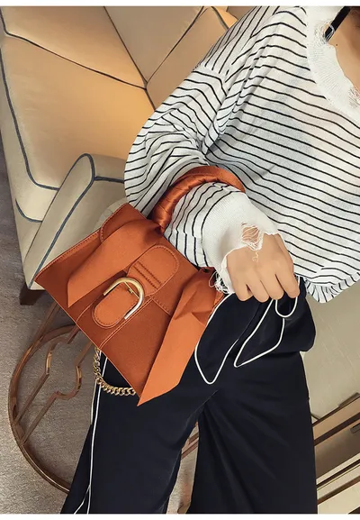 حقيبة كروسبودي مزينة بفيونكة