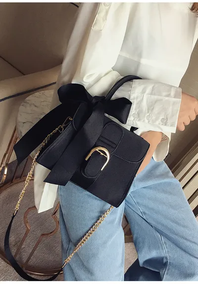 حقيبة كروسبودي مزينة بفيونكة
