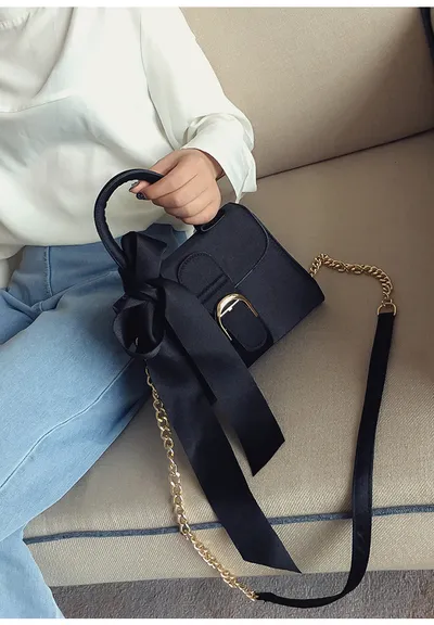 حقيبة كروسبودي مزينة بفيونكة