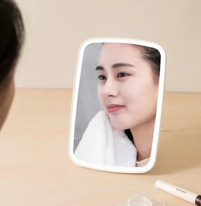 سطح مكتب مرآة تجميلي مع إضاءة