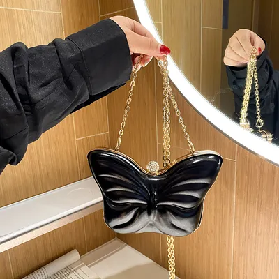 حقيبة كروسبودي نسائية لطيفة مزينة بسلسلة على شكل فراشة