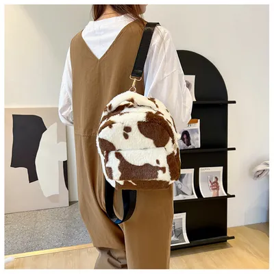 حقيبة ظهر صغيرة بنقشة أبقار لطيفة، مصنوعة من الفرو، للنساء