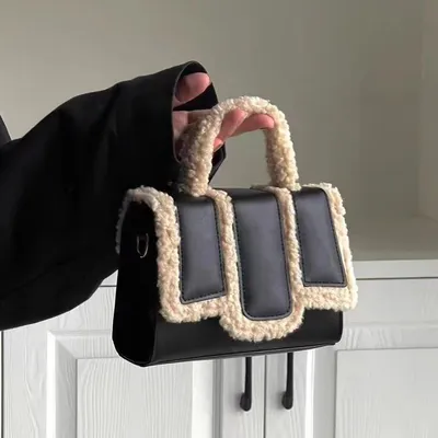 حقيبة كروسبودي أنيقة وعملية من صوف الخروف