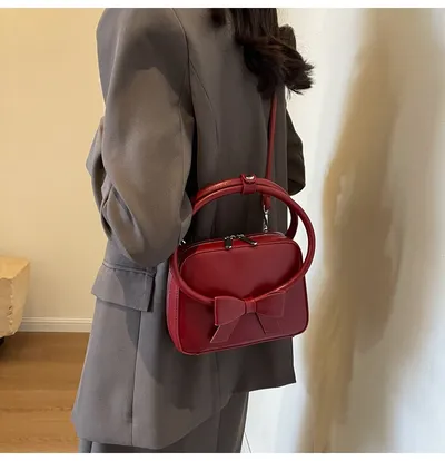 حقيبة كتف نسائية أنيقة مزينة بفيونكة