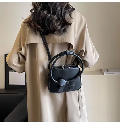 حقيبة كتف نسائية أنيقة مزينة بفيونكة