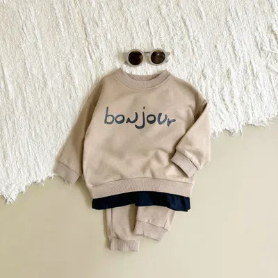 طقم أطفال مكون من بلوزة برقبة دائرية وبنطال رياضي