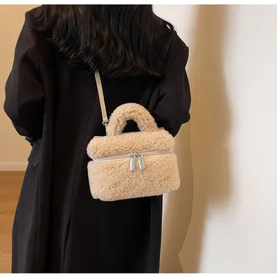حقائب نسائية أنيقة من صوف الخروف، مناسبة لفصلي الخريف والشتاء، بتصميمات مخملية محمولة.