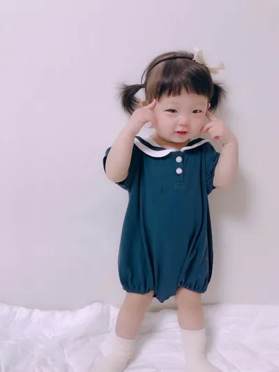 جمبسوت قصير للغاية بتصميم عصري أنيق