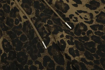 شورت كارغو رجالي بنقشة جلد النمر