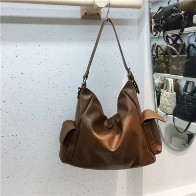 حقيبة كتف واحدة كبيرة الحجم بتصميم كلاسيكي مستوحى من راكبي الدراجات النارية