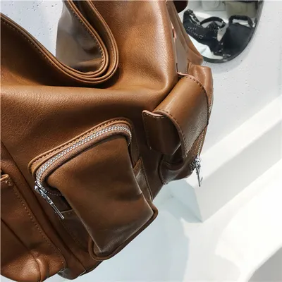 حقيبة كتف واحدة كبيرة الحجم بتصميم كلاسيكي مستوحى من راكبي الدراجات النارية