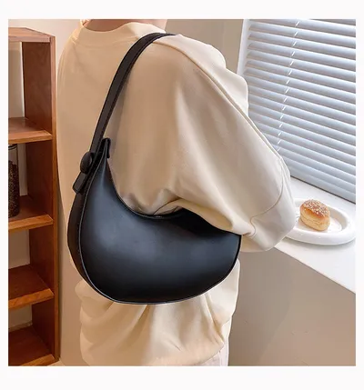حقيبة كتف نسائية عصرية بتصميم كلاسيكي